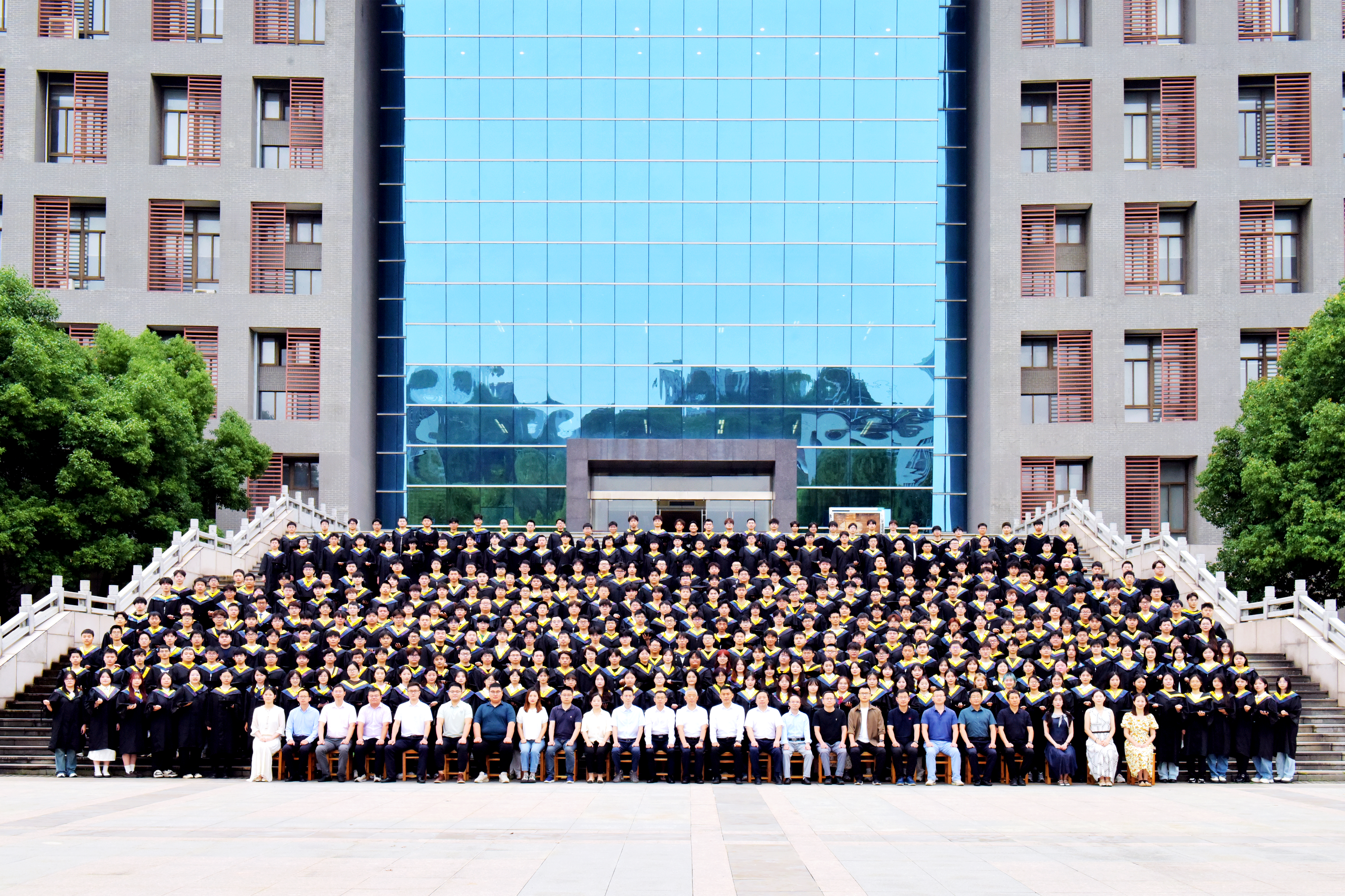 m88官网2025届毕业生合影